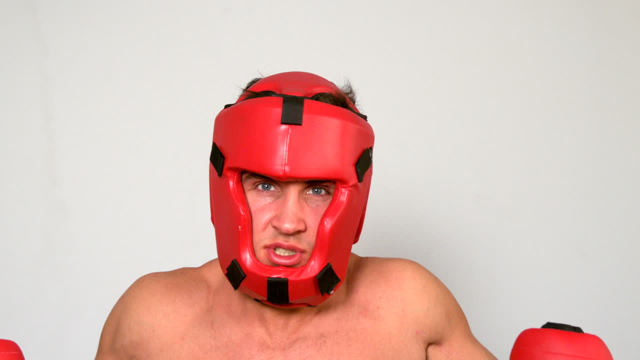 boxeador duro golpeando con guantes rojos