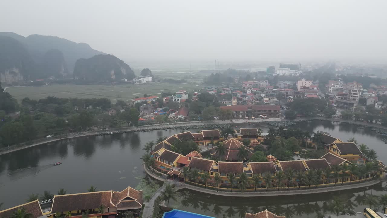 베트남 북부의 산악 지역인 닝닝에 있는 연못이 있는 작은 마을의 드론 사진