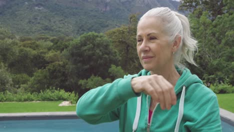 mujer mayor haciendo ejercicio en un jardín