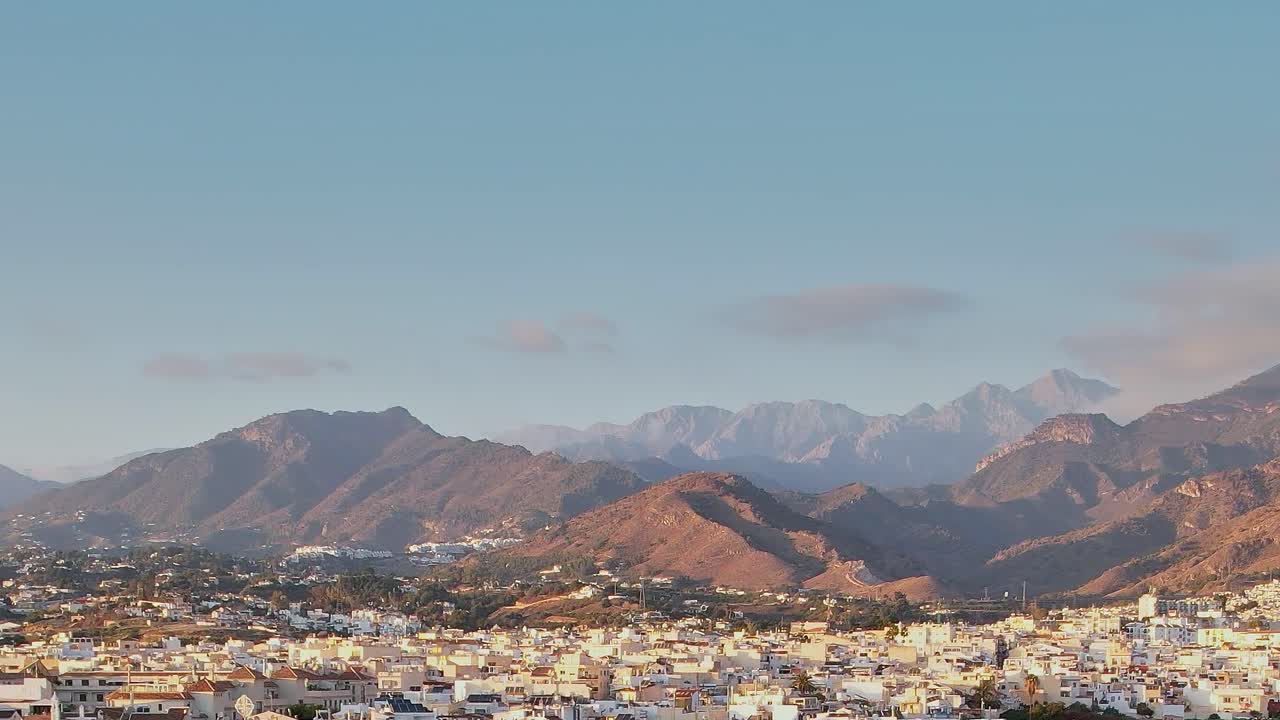 Densa arquitectura urbana de Nerja desde arriba