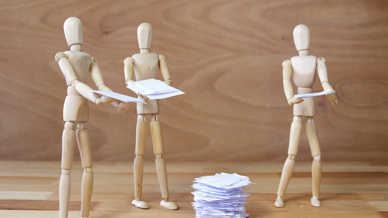 상업용 목조 조각상 서기 및 서류를 들고 있는 것