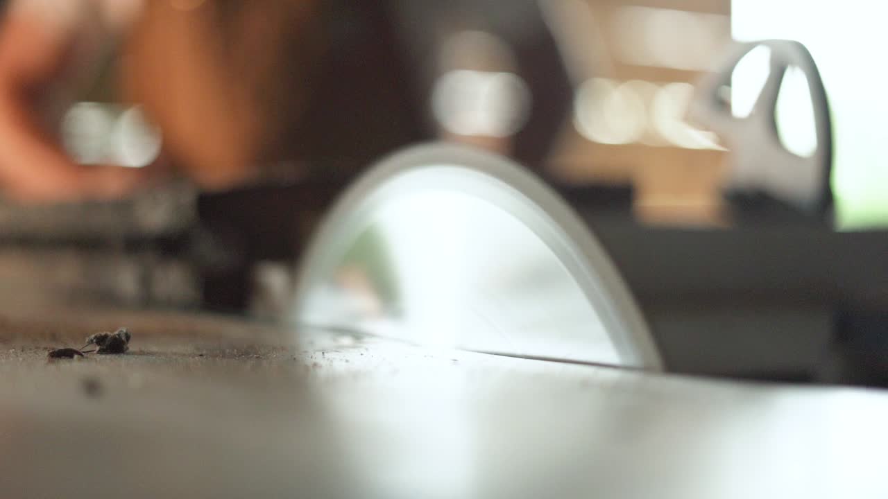 циркулярная настольная пила для резки древесины - селективный фокус