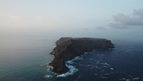 amanecer en la escarpada isla rocosa salvaje de ilhéu da cal en porto santo, atlántico