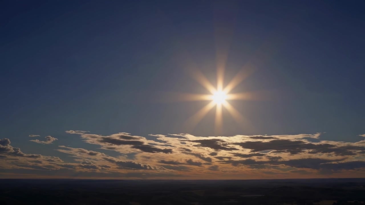 Luftfoto af klar sol, der skinner over horisonten ved solnedgang