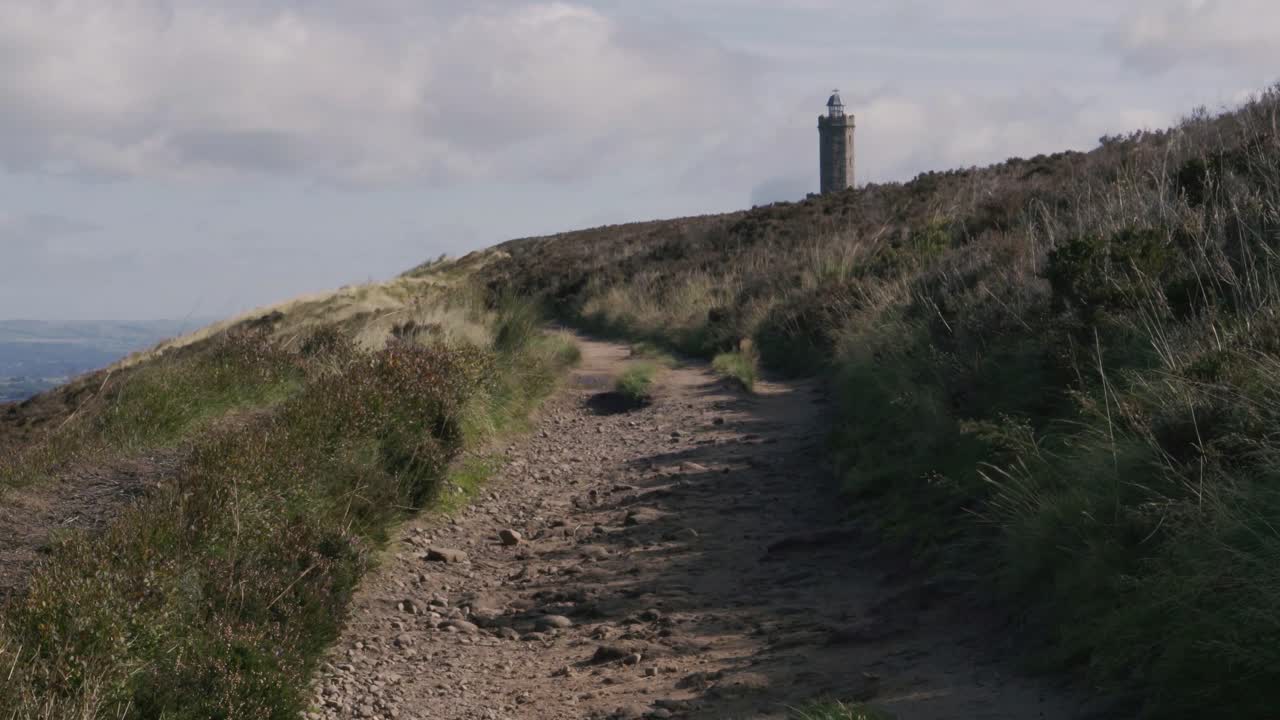 una vista de la torre darwen en lancashire en un día ventoso