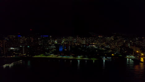 vista aérea de honolulu por la noche. drone 4k