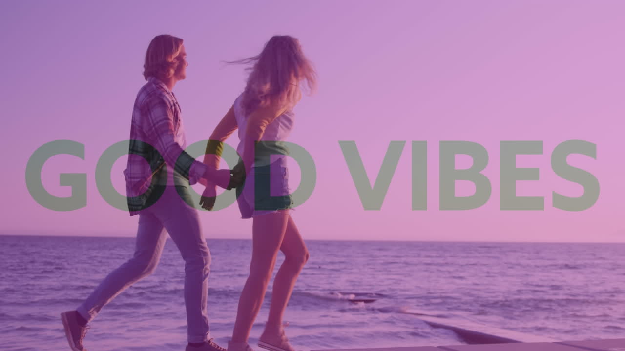 바다 근처에서 손을 잡고  ⁇ 고 있는 백인 커플에 대한 여러 가지 좋은 바이브 문자