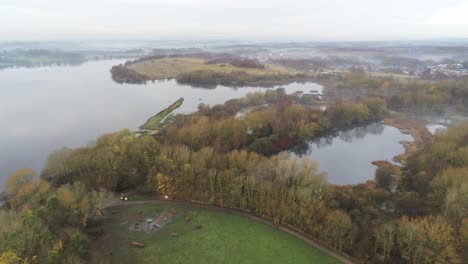 Neblig-Morgendämmerung-Neblig-Bunt-Naturschutzgebiet-Herbst-Wald-Landschaft-Antenne-Rückseite-Links-Pan