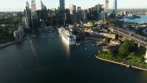 Crucero-En-La-Terminal-De-Pasajeros-En-El-Extranjero-Con-El-Horizonte-De-Sydney-En-Australia