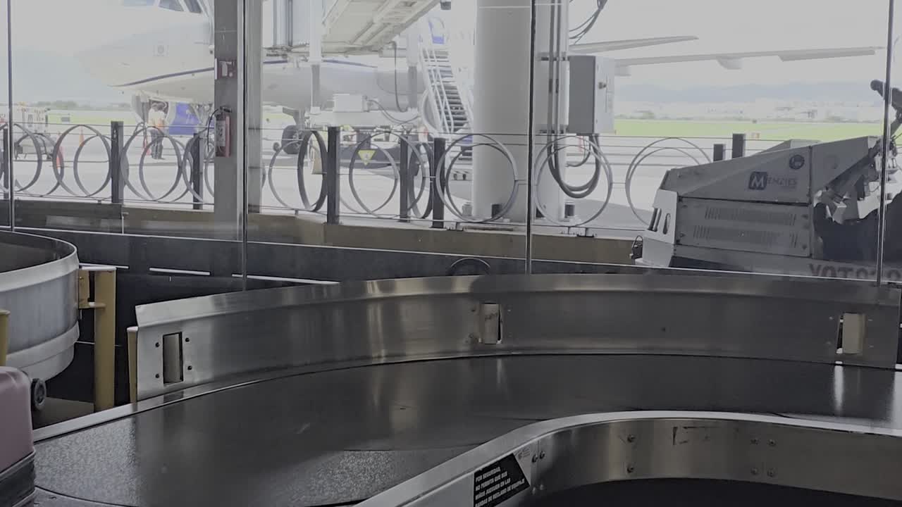 SALA DE ESPERA NA FILA DE BAGAGEM