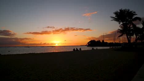 colorido atardecer frente a la playa del océano