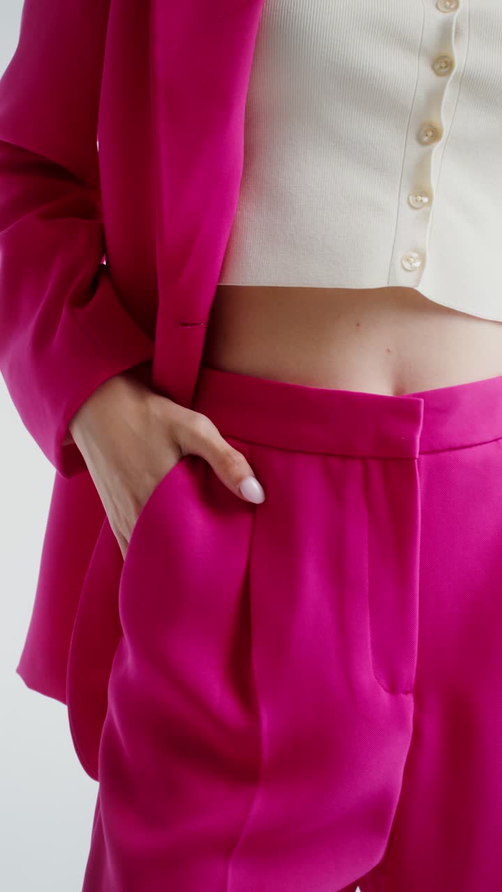 una mujer con un traje rosa