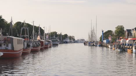 impresiones de la playa en warnemünde warnemuende cerca de rostock en una hermosa tarde de verano en alemania, europa