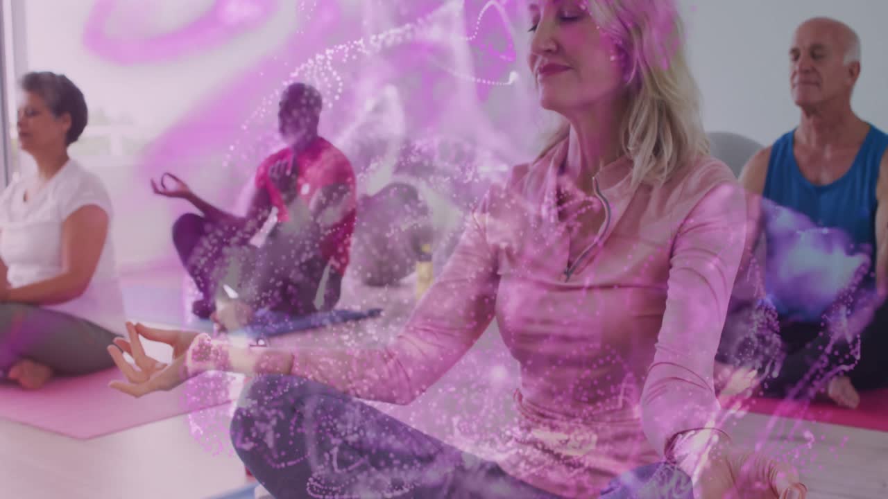 анимация спотов над разнообразной группой пожилых людей, медитирующих