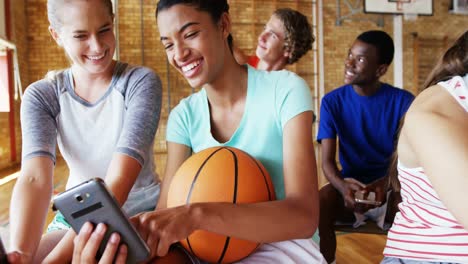 grupo de estudiantes de secundaria que usan teléfonos móviles