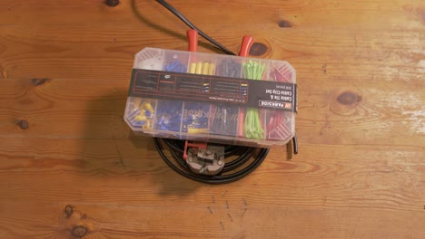 colocación de herramientas eléctricas para el cableado de la bomba de achique