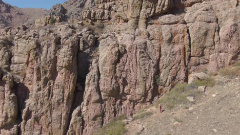 Luftaufnahme,-Die-Sich-Von-Einem-Kletterer-Auf-Einem-Felsen-Entfernt,-Um-Eine-Viel-Größere-Felsige-Seite-Eines-Berges-In-Colorado-Freizulegen