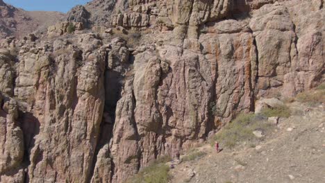 Toma-Aérea-Alejándose-De-Un-Escalador-En-Una-Roca-Para-Revelar-Un-Lado-Rocoso-Mucho-Más-Grande-De-Una-Montaña-De-Colorado