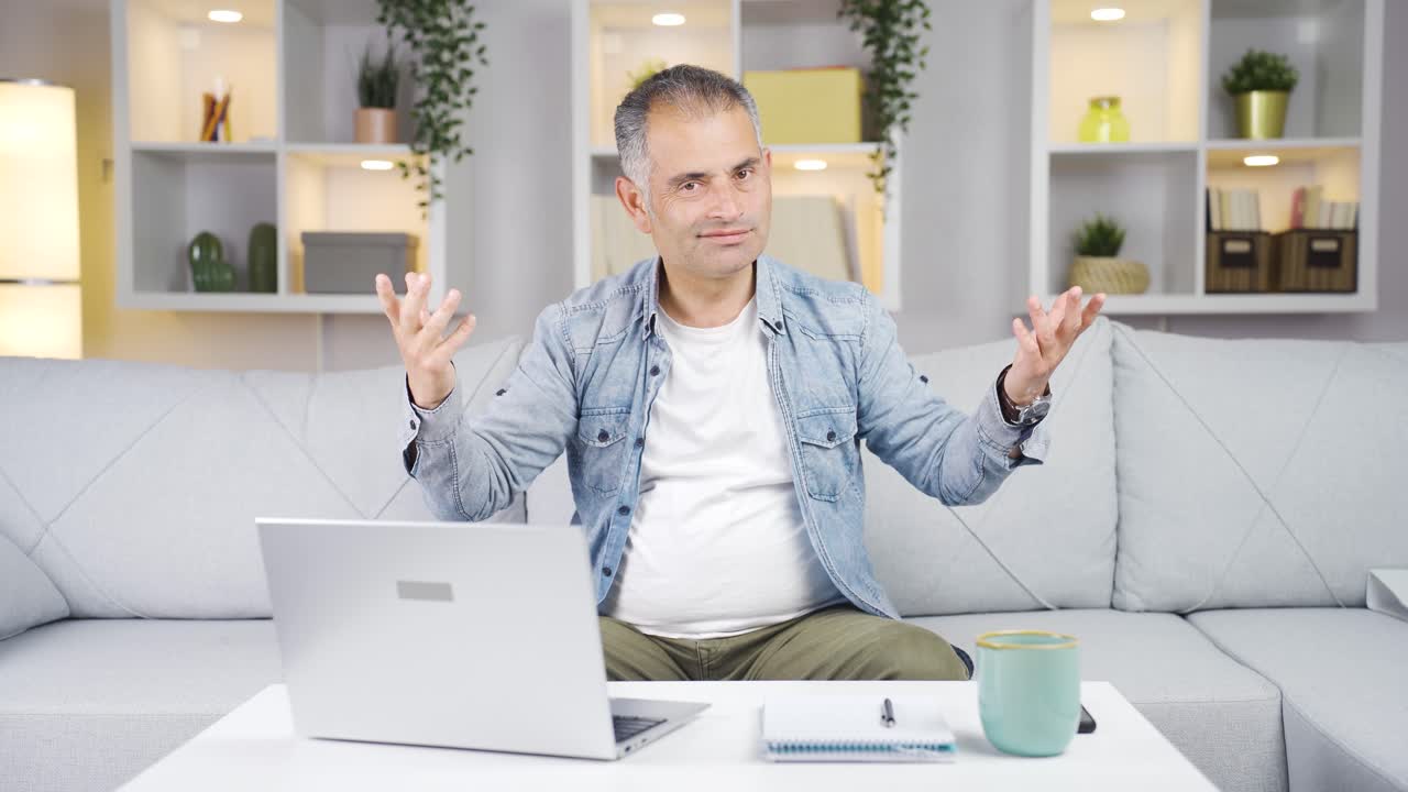 el hombre haciendo el pequeño signo con la mano.