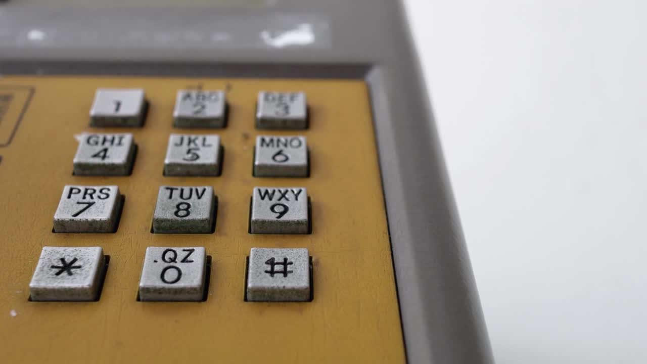un primer plano de los botones de los teléfonos públicos.