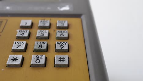 un primer plano de los botones de los teléfonos públicos.