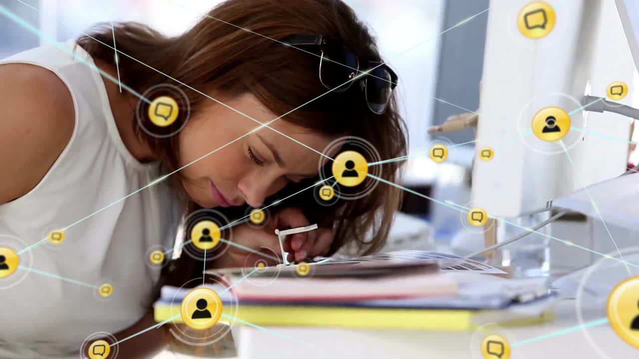 animación de la red de conexiones con íconos sobre la mujer de negocios caucásica inspeccionando el proyecto