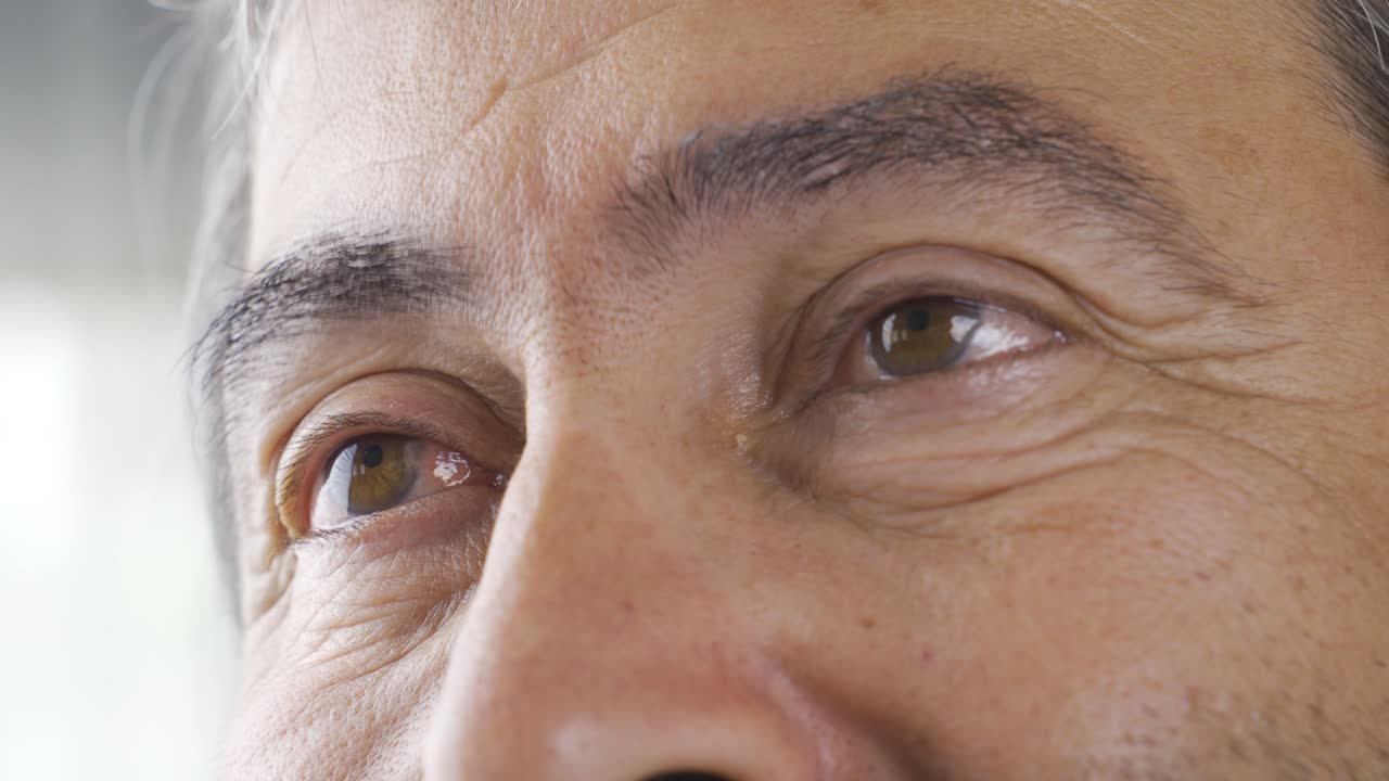 ⁇ 은이의 감성적인 눈. 클로즈업.