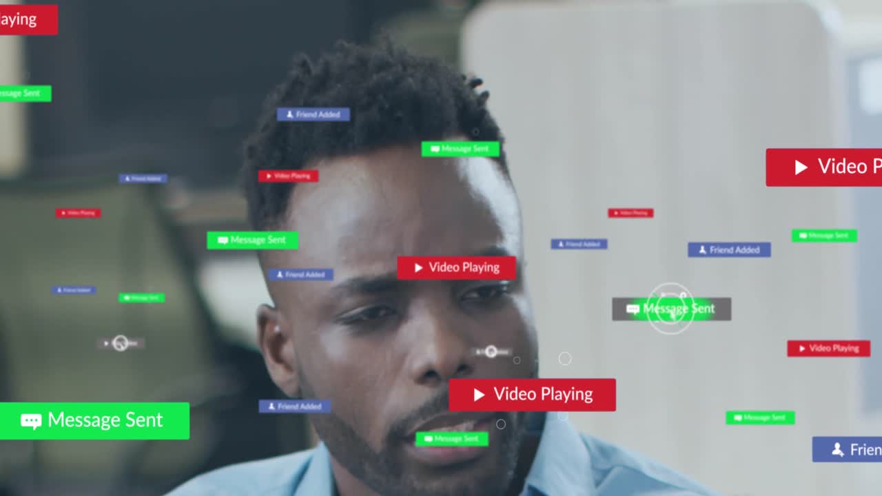 animación de iconos de las redes sociales contra un hombre afroamericano hablando con su colega en la oficina