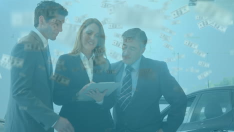 animación de billetes de dólares estadounidenses flotando sobre tres personas caucásicas discutiendo sobre el papeleo