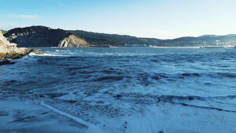 Playa-Muriola:-Rodada-Cerca-De-La-Arena-Y-Acercándose-Al-Mar,-En-Un-Día-Soleado-En-Barrika,-Vizcaya