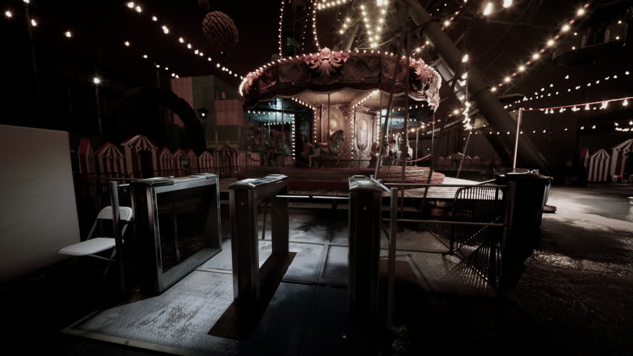 Parco divertimenti vuoto di notte con giostre illuminate e ingresso chiuso.