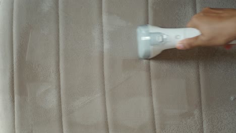 limpieza de tapicería con un limpiador de vapor