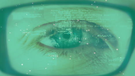 animazione di connessioni e elaborazione di dati sull'occhio di un uomo caucasico con gli occhiali