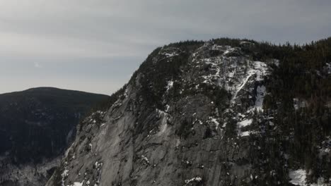 Montañas-Rocosas-Empinadas-Que-Se-Elevan-Contra-El-Cielo-Sombrío-En-El-Mont-Du-Dome-Durante-El-Invierno-En-Quebec,-Canadá