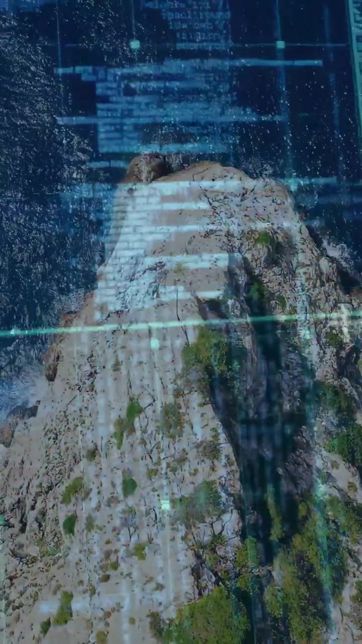 Video verticale: HUD che invia un ping e fa salire la telecamera del drone, roccia che si rimpicciolisce mentre le sovrapposizioni si muovono, mostrando il mare
