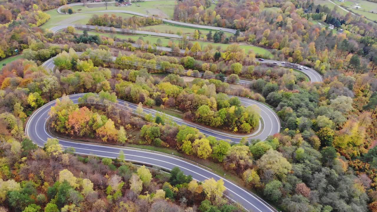 carretera moderna curva y sinuosa, carretera de campo asfaltada en el paisaje rural de otoño