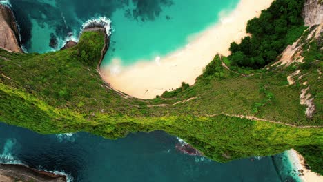 playa kelingking, 4k drone asciende lentamente en nusa penida, indonesia