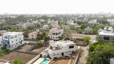 Resort-En-Ecr-Chennai-Con-Piscina-Rodeada-De-Edificios-Y-árboles