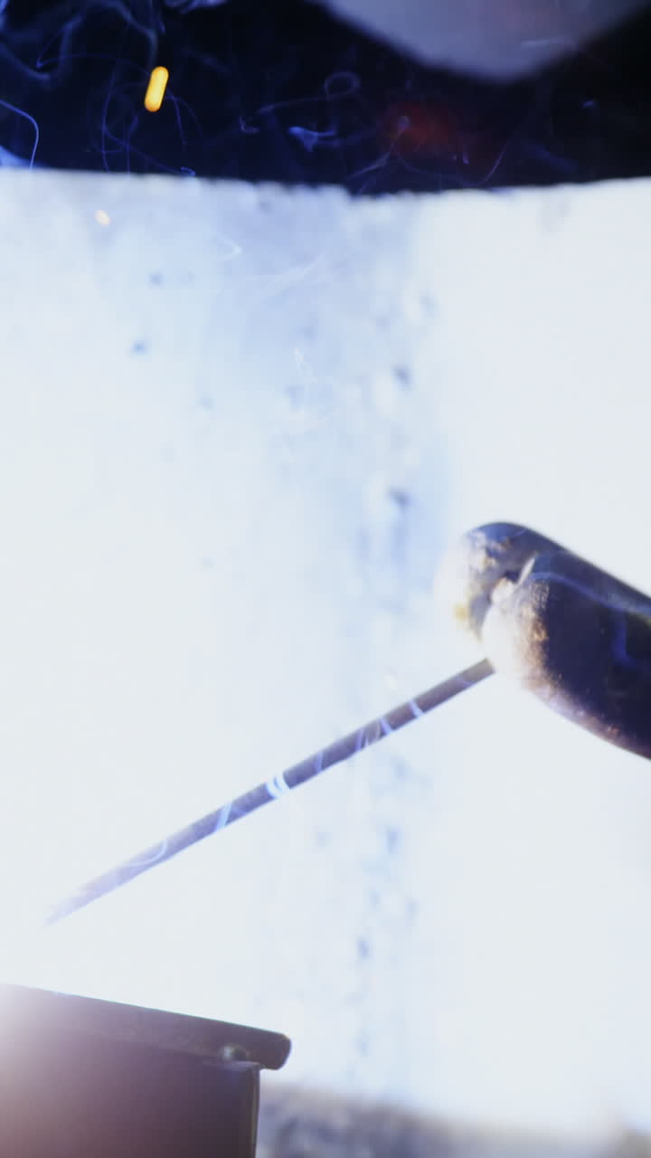 soldador que suelda un metal