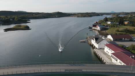 Yate-Navegando-Sobre-Heroysundet-Hacia-El-Puente-En-Heroy-Island,-Helgeland,-Noruega