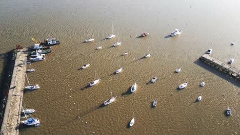 foto aérea de la colonia del sacramento en el puerto de uruguay con un velero amarrado en la bahía