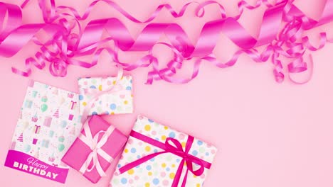 tarjeta de felicitación de cumpleaños con regalos y cintas moviéndose en tema rosa. detener la movimiento