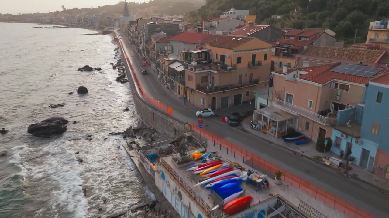 Vue par drone des dégâts causés par le cyclone à Giardini Naxos, commune de Taormine, Messine, Italie.