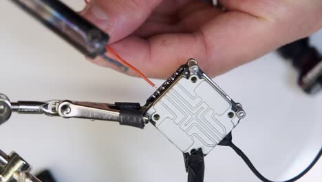 fabricación de drones, chips, soldaduras, reparaciones, mecánicos y placas base