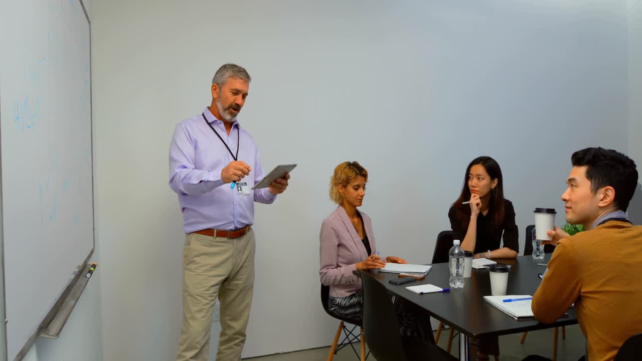 hombre de negocios dando una presentación en la sala de conferencias 4k