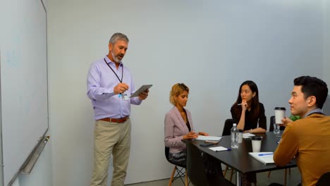 hombre de negocios dando una presentación en la sala de conferencias 4k
