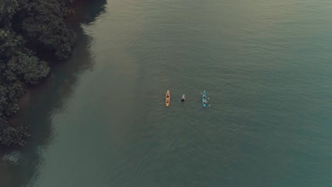 Imágenes-De-Drones-Durante-La-Puesta-De-Sol-Desde-Un-Elegante-Barco-Anclado-En-Un-Gran-Río