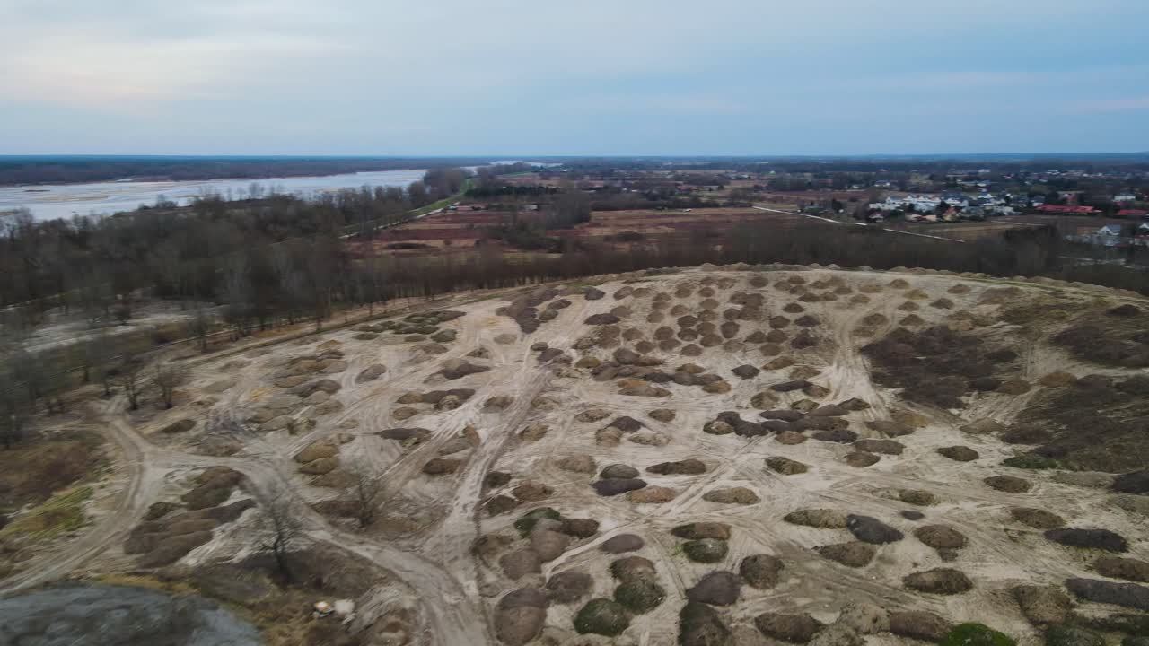 área de minería de arena de sobrevuelo aéreo en polonia durante el día nublado y el río wisla en el fondo, polonia