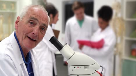 Medizinprofessor-Blickt-Durch-Das-Mikroskop