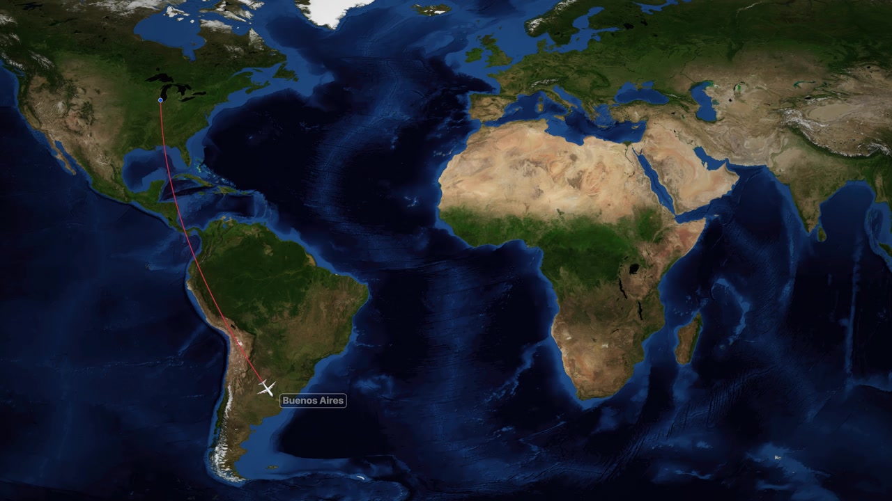 Una linea rossa animata traccia la rotta di volo da Chicago a Buenos Aires su una mappa satellitare del mondo.